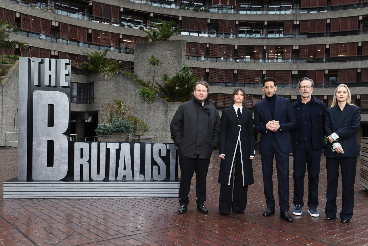 Guy Pearce, Adrien Brody, Felicity Jones, Brady Corbet e Mona Fastvold em evento pra O Brutalista