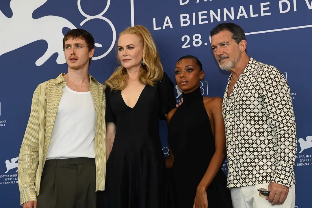 Parte do elenco de Mina Bebê em Veneza